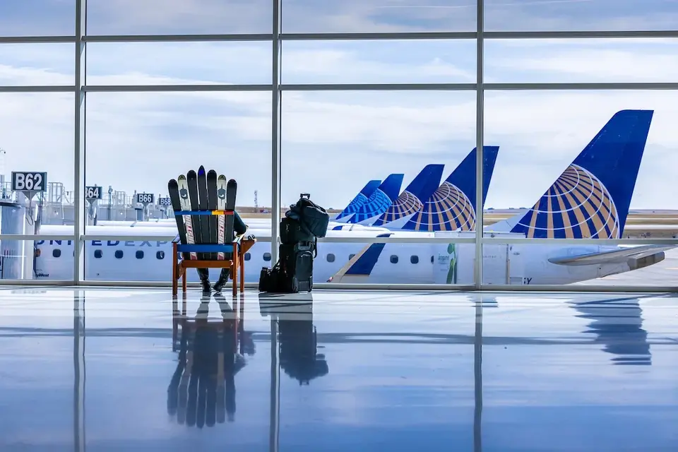 032824 concourse b passengers 003